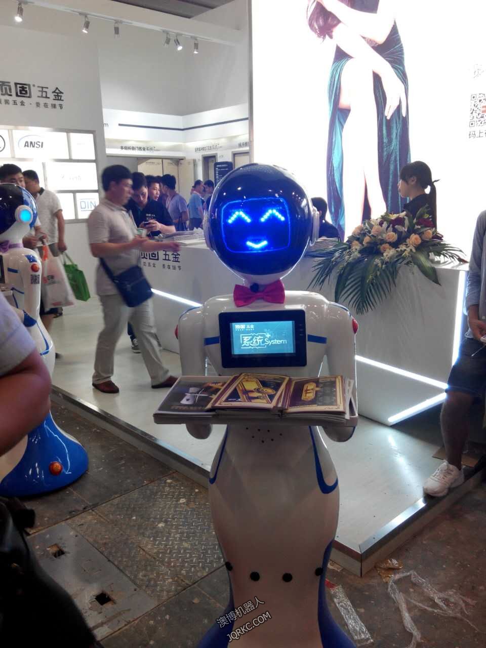 送餐機(jī)器人送外賣(mài)？快遞小哥做什么